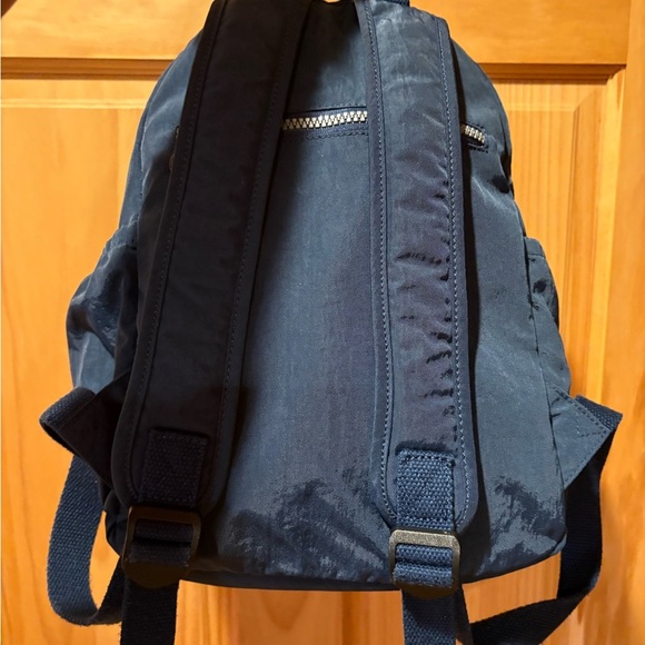 "Kaierwoke" backpack with silver zippers and a circular logo on the front - Picture 2 of 12